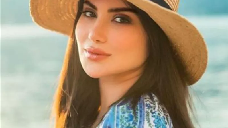 بإطلالة مُلفتة هدى الإتربي تعتمد صيحة الأيشادو اللامع لتبرز جمال عينيها