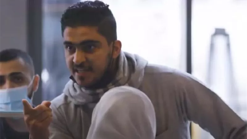 مدير يُهين عاملة الكاشير ورد فعل شجاع من شاب سعودي.. فيديو