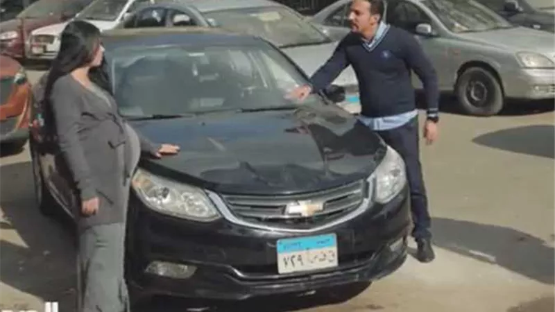 «همسح بكرامتك الأرض».. ضرب رجل يُهين زوجته الحامل في الشارع| فيديو