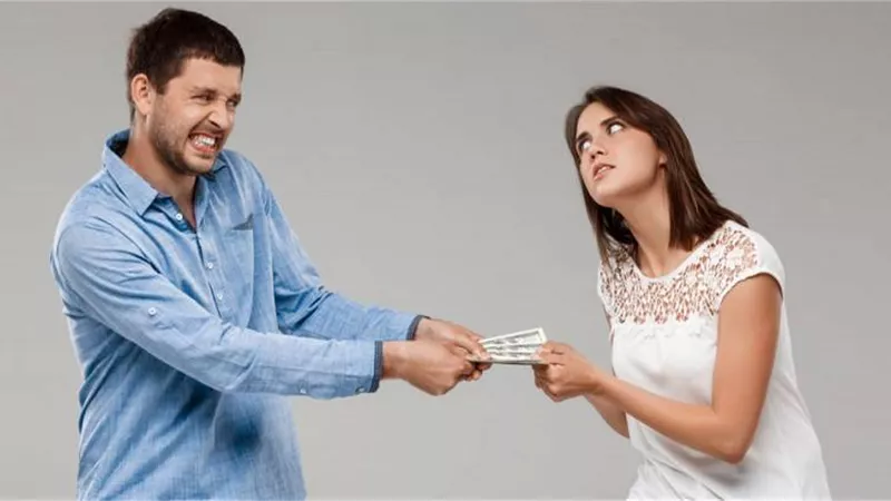 رجل على الفيسبوك: «مراتي مش عاوزة تصرف على البيت».. والجمهور: «الأدوار اتبدلت»