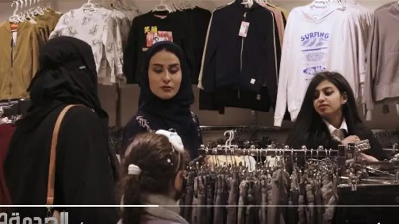 أم وابنتها تتعمدان إهانة بائعة بمحل ملابس وجمهور 
