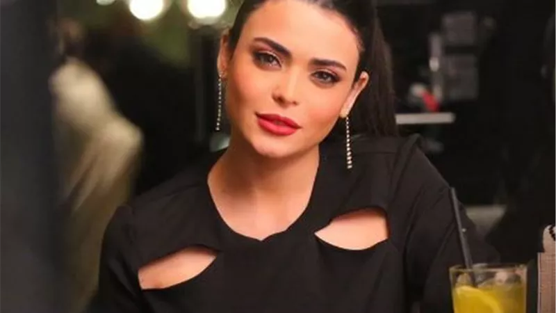 لوك مختلف.. أسماء جلال تروّج لحلقة جديدة من مسلسل الكبير أوي