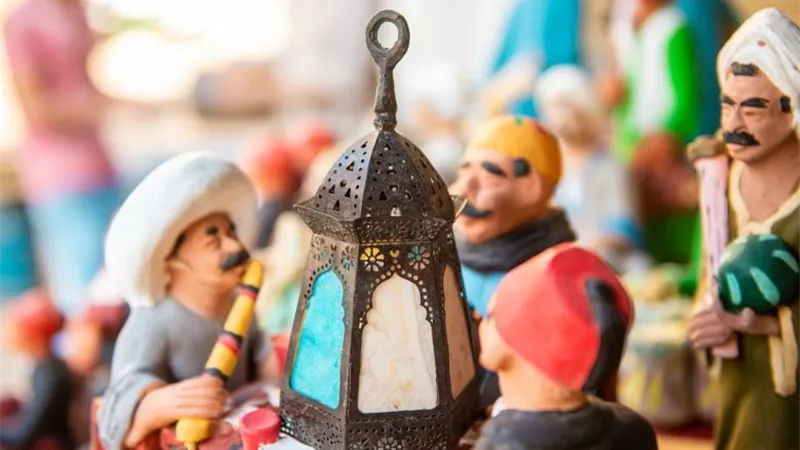 «دهب في الكفتة» وتمر وزيتون على الإفطار.. أشهر العادات الرمضانية في تركيا| فيديو جراف