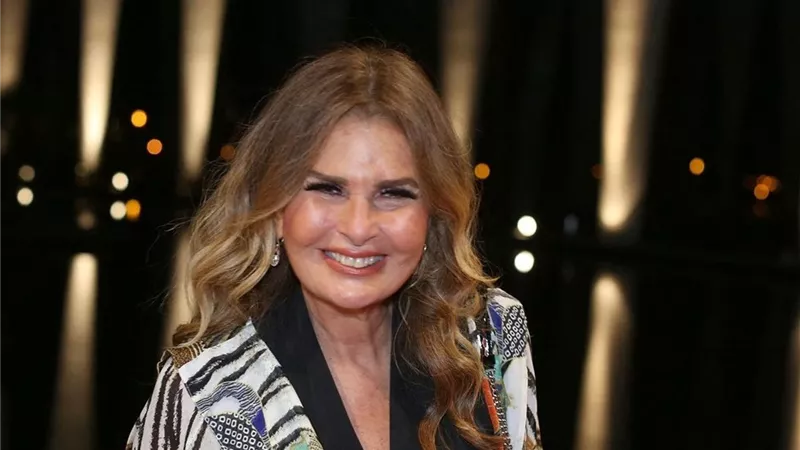 يسرا تتألق بالعبايات في ليالي رمضان السعودية| صور