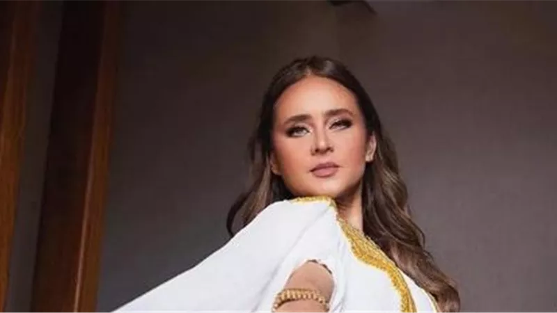 نيللي كريم تتألق بالعباية السعودية في ليالي رمضان 2022| صور
