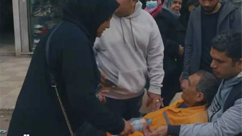 جدعنة المصريين تُنقذ عامل نظافة يسقط على الأرض من شدة التعب.. فيديو