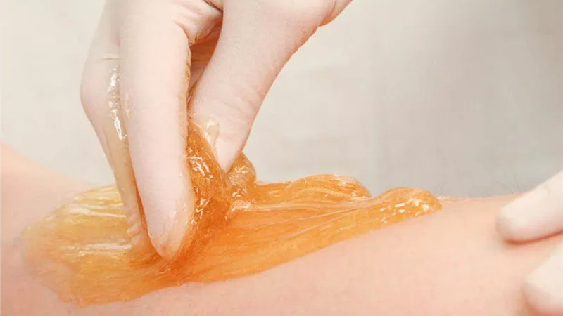 للسيدات قبل العيد.. تفسير حلم رؤيا إزالة الشعر بالحلاوة في المنام