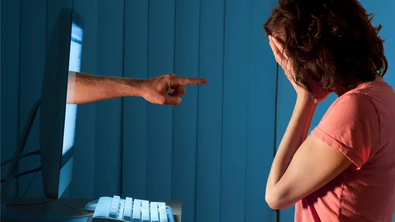 «جبروت رجل».. ضرب زوجته وحماته ونشر فيديوهاتها وهي ترقص