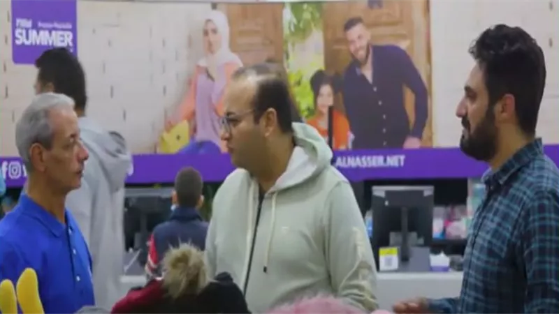 «أب يرفض مسامحة ابنه بعد تعديه على والدته».. في برنامج الصدمة والجمهور يصلح بينهما| فيديو