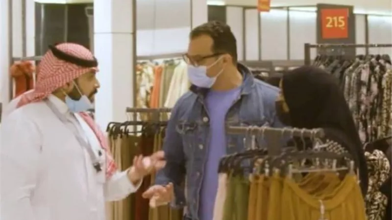 موظف سعودي يُهين سيدة ويطردها بسبب شكلها والجمهور يتدخل للدفاع عنها.. فيديو