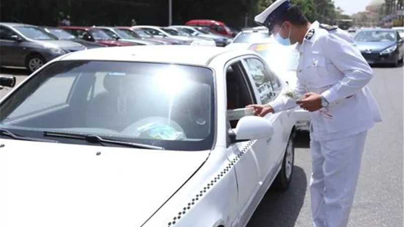 رجال الشرطة يشاركون المواطنين احتفالاتهم بالعيد.. صور