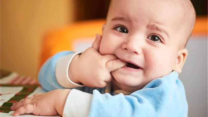 مرحلة صعبة.. استشاري تكشف عن أعراض التسنين ومدتها وفوائد فيتامين د