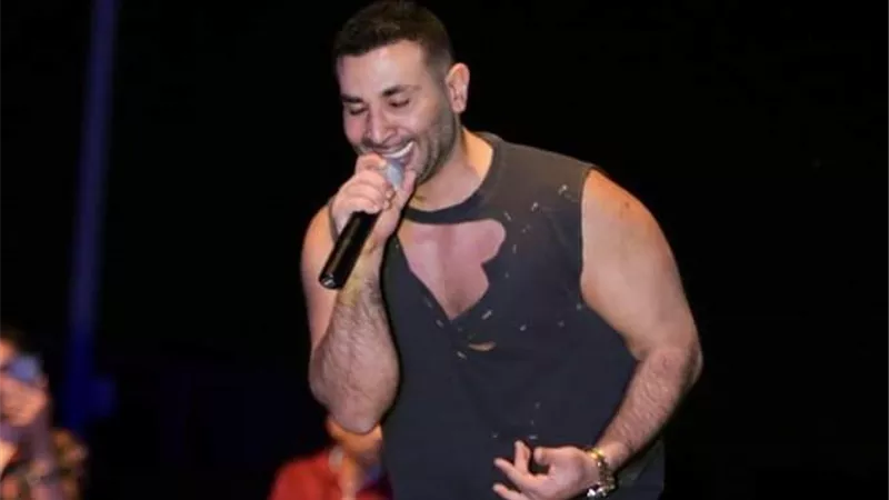 «كنت بتتخانق مع مين يا نجم؟!».. أحمد سعد يتعرض لهجوم شديد بسبب إطلالته في حفله الأخير