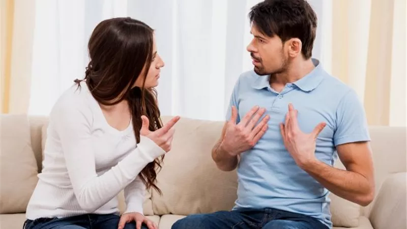 للأزواج الجدد.. احذروا المشاكل المالية والكتمان يؤديان إلى الطلاق المبكر