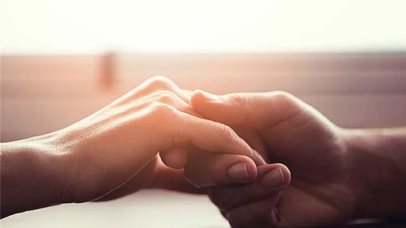 هل لمس الزوجة ينقض الوضوء؟ «الأزهر» يحسم الخلاف 