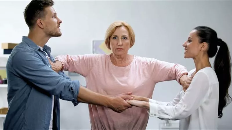 فتاة: «حماتي متدخلة في حياتي أعمل إيه؟».. ونصائح البنات: «بتغير عليه سيبهولها»