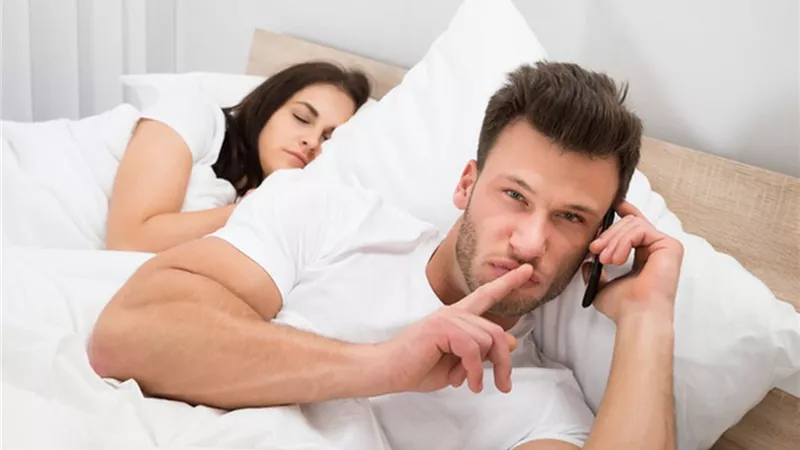 عدم ارتداء الدبلة والكلام في التليفون بصوت منخفض.. علامات تكشف خيانة زوجك