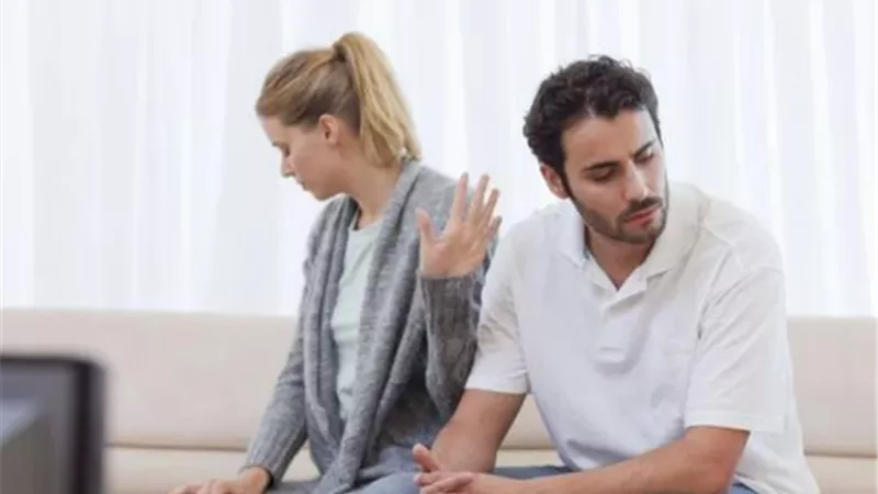 الزوجة الصغيرة أمام محكمة الأسرة: مكالمة زميلتي سبب طلاقي من «الشكاك»