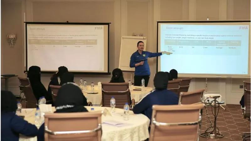 فيفا يختتم أعمال الدورة التدريبية للمحكمات بالسعودية