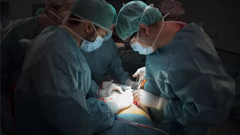 «الإفتاء» تحسم الجدل حول حُكم نقل الأعضاء من الأموات إلى الأحياء
