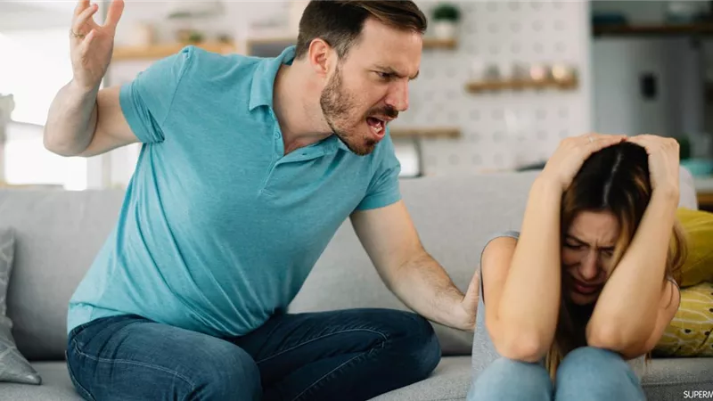 زوجة تبكي بالمحكمة: «ضربني بالبوكس فكسر فك أسناني وطلاقي منه هو الحل»
