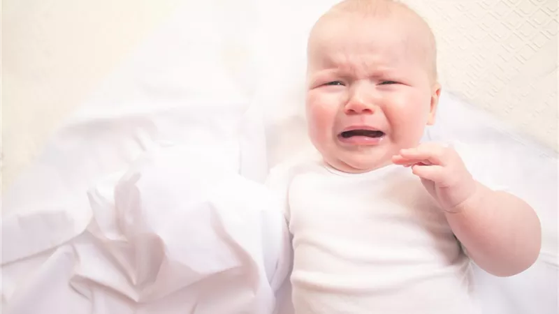 علامات تكشف أن رضيعك يبكي لأنه يريد تغيير ملابسه