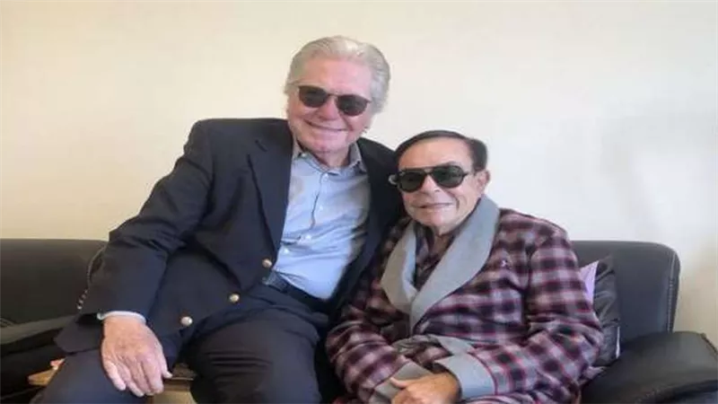 نشرة أهل الفن.. عمرو دياب يتصدر بـ«اللي يمشي يمشي».. ومرض مصطفى كامل وأخر لقاء لـ حسين فهمي بـ سمير صبري