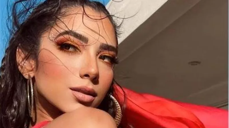 أخت العروسة.. «داليا» تخطف أنظار الجمهور بإطلالاتها في زفاف بسنت شوقي| صور