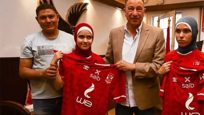 «أمل وأمينة».. الخطيب يُكرم مشجعتين كفيفتين من عشاق المارد الأحمر ويُهديهما تيشيرت الأهلي