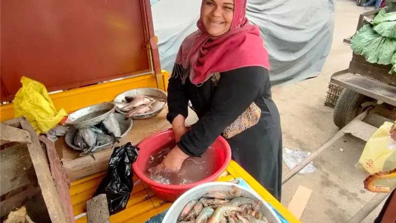 ست بـ 100 راجل.. منال تبيع السمك وتذاكر لابنها الكفيف| صور