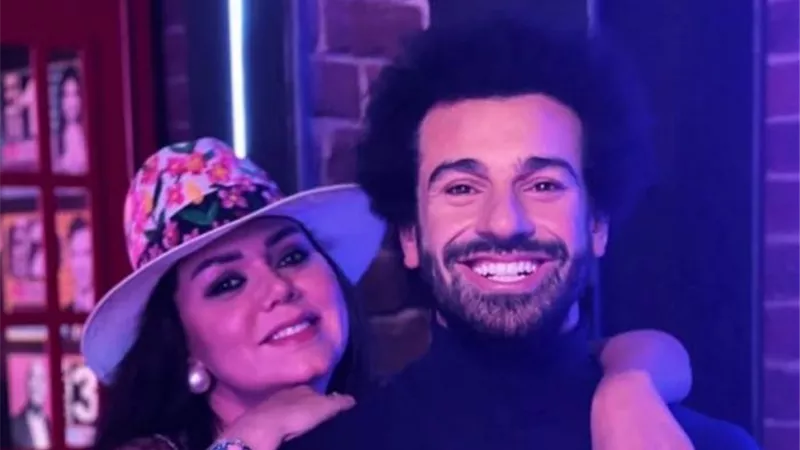رانيا يوسف تُشعل الجدل بصورتها المُثيرة مع تمثال محمد صلاح