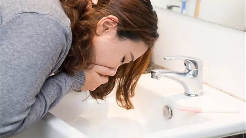 «البابونج والنعناع والزنجبيل».. مشروبات طبيعية تخلصك من الغثيان 