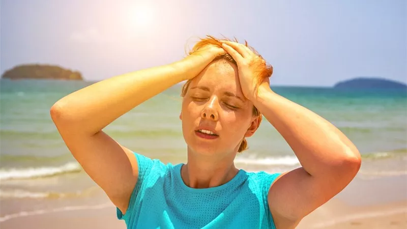 دوار وقيء.. أعراض ضربة الشمس والعلاج منها بطرق سحرية وفعالة