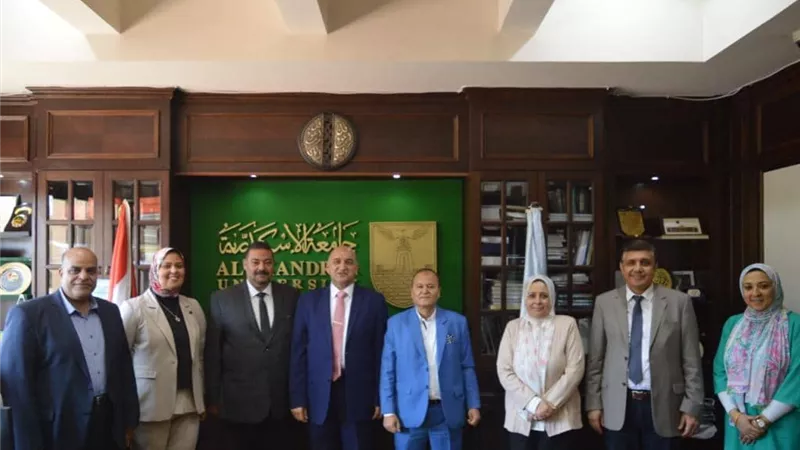 النقل الدولي واللوجستيات وتجارة الإسكندرية يتفقان على توفير تدريب وتأهيل لخريجي الكلية 