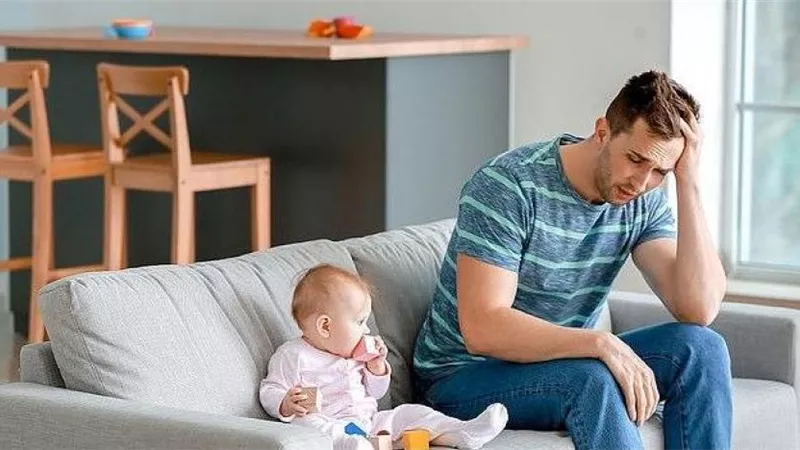 «هل يُصاب الرجال باكتئاب ما بعد الولادة»| استشاري يجيب