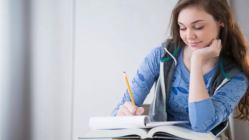 «الثانوية العامة في البيوت المصرية».. استشاري يوضح دور البيت في نجاح الطلاب| فيديو