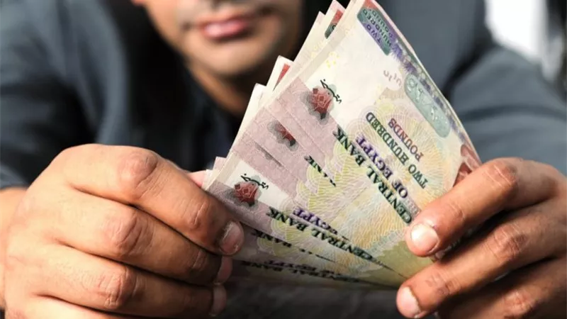 خطيب بنتي «سهُن» مش راضي يبعتلنا الموبايلات والمصروف الشهري.. والتعليقات: «علّمي بنتك الكرامة»