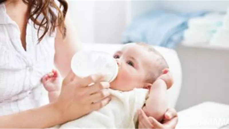 5 نصائح يجب اتباعها مع رضيعك إذا كان يعيش على اللبن الصناعي   