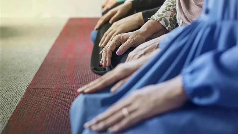 حكم ختام الصلاة بصوت عالٍ بعد أداء الجمعة.. «الإفتاء تجيب»