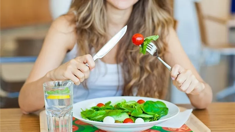 لكل سن أكلاته.. قائمة بالأطعمة المناسبة لكل مرحلة عمرية للبنات والسيدات