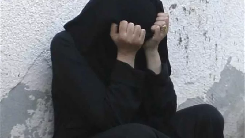 بمشاركة خطيبها ووالدتها.. اعترافات فتاة متهمة بقتل والدها  