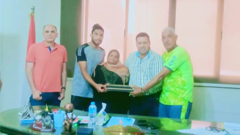 والدة لاعب المنصورة تتحدث لـ«هير نيوز» عقب تكريمها