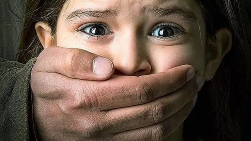 محفظ قرآن يعتدي على طفلة في المسجد.. ورد فعل غير متوقع من الأم| فيديو