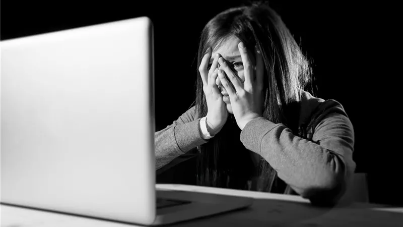 «هددها بالفضيحة» سقوط شاب متهم بابتزاز سيدة بصورها الخاصة على «فيسبوك»