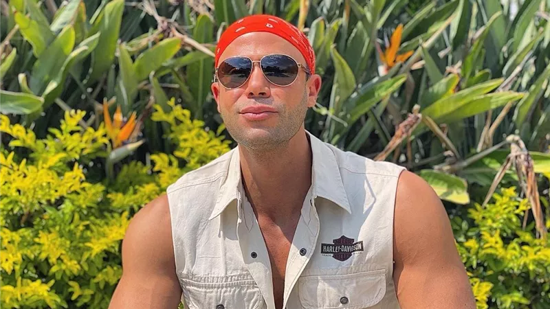 محمد عادل إمام يتورط في أزمة كبيرة بسبب «عمهم»