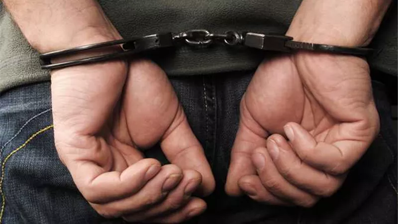 عامل يتهم زوجته بقتل طفليه لأنها لا تُنجب.. والسُم أداة الجريمة