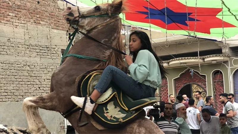 «الفارسة الصغيرة والخيل العربي».. وصلة رقص بالحصان لطفلة في شوارع الدقهلية| فيديو