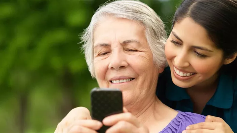 الخط والشحن.. خطوات تجعل استخدام الهاتف المحمول أسهل لكبار السن