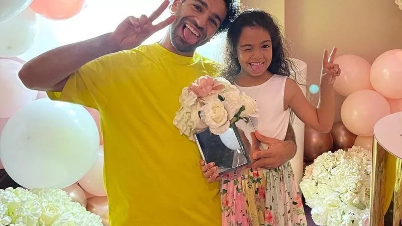 «في عيد الأب» محمد صلاح وأسرار علاقته بابنتيه مكة وكيان