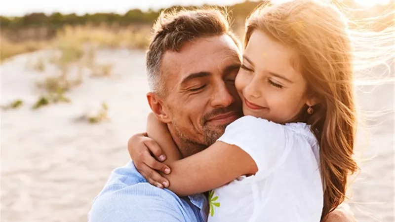 «دلوعة أبوها» في عيد الأب.. لماذا تختلف مكانة الابنة عند والدها
